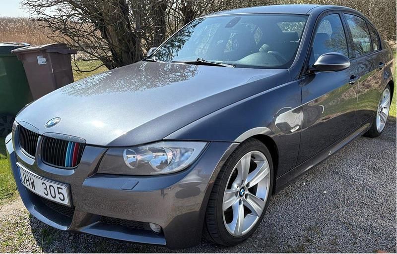 Grå Begagnad 2006 BMW 320 Comfort Edition Sedan | 59 000 kr (Marknadspris) - Bild 1/4
