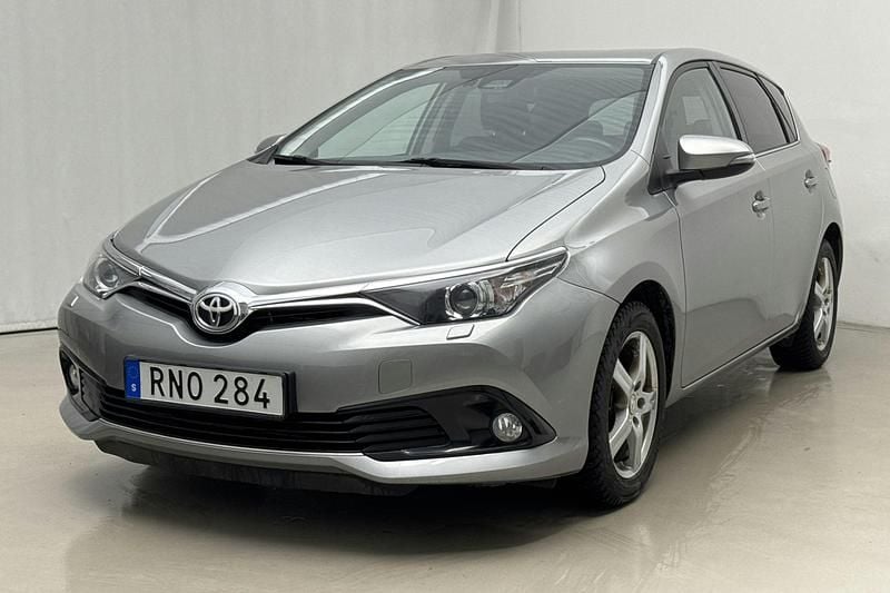 Ljusgrå Begagnad 2015 Toyota Auris Active | 132 000 kr (Marknadspris) - Bild 1/4