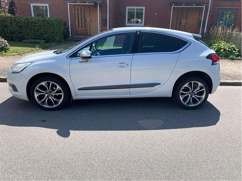 Vit Begagnad 2011 Citroën DS4 Halvkombi | 57 000 kr - Bild 1/4