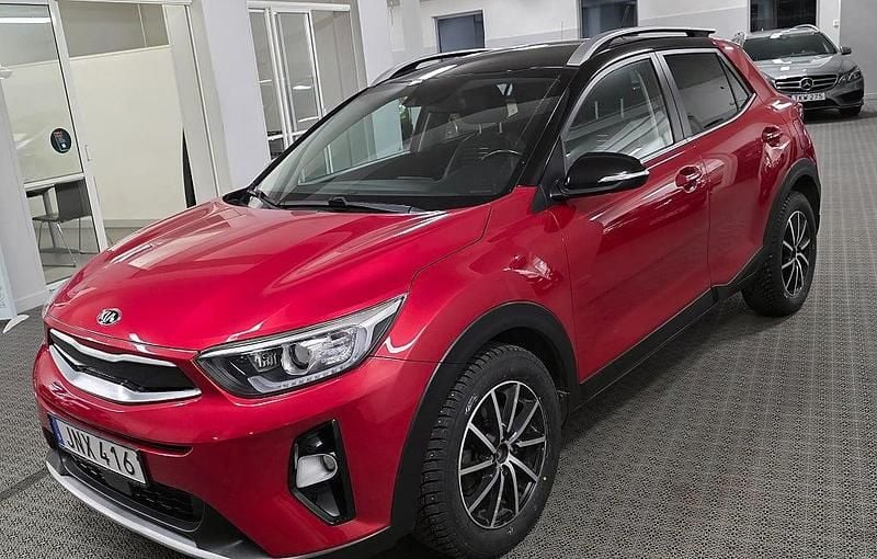Röd metallic Begagnad 2018 Kia Stonic Advance SUV | 139 899 kr (Marknadspris) - Bild 1/4