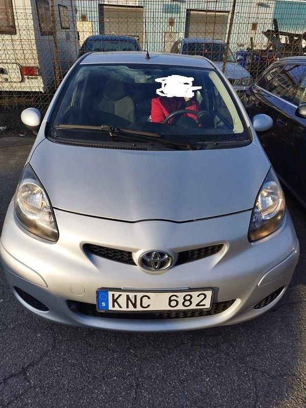 Silver Begagnad 2009 Toyota Aygo Halvkombi | 30 000 kr (Bra pris) - Bild 1/3