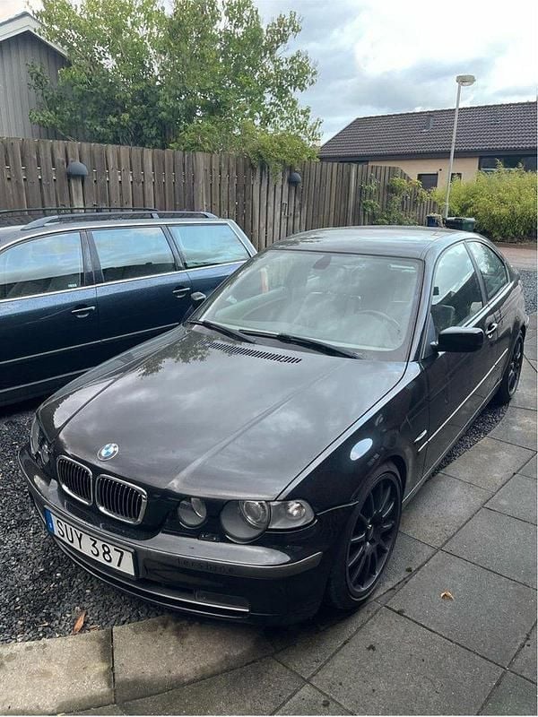 Svart Begagnad 2002 BMW 325 Halvkombi | 50 000 kr (Bra pris) - Bild 1/4