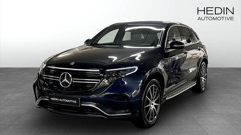 Mörkblå Begagnad 2021 Mercedes EQC400 AMG line SUV | 379 700 kr (Marknadspris) - Bild 1/4