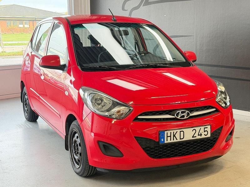 Röd Begagnad 2010 Hyundai i10 Premium Halvkombi | 39 900 kr (Marknadspris) - Bild 1/3