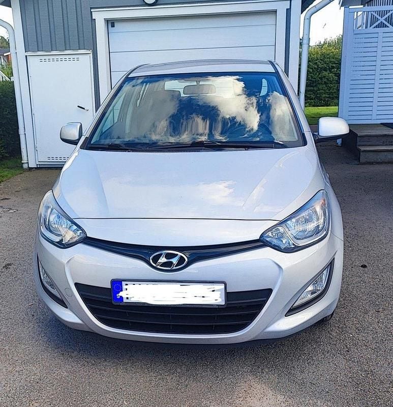 Silver Begagnad 2013 Hyundai i20 Select Halvkombi | 55 000 kr (Marknadspris) - Bild 1/4