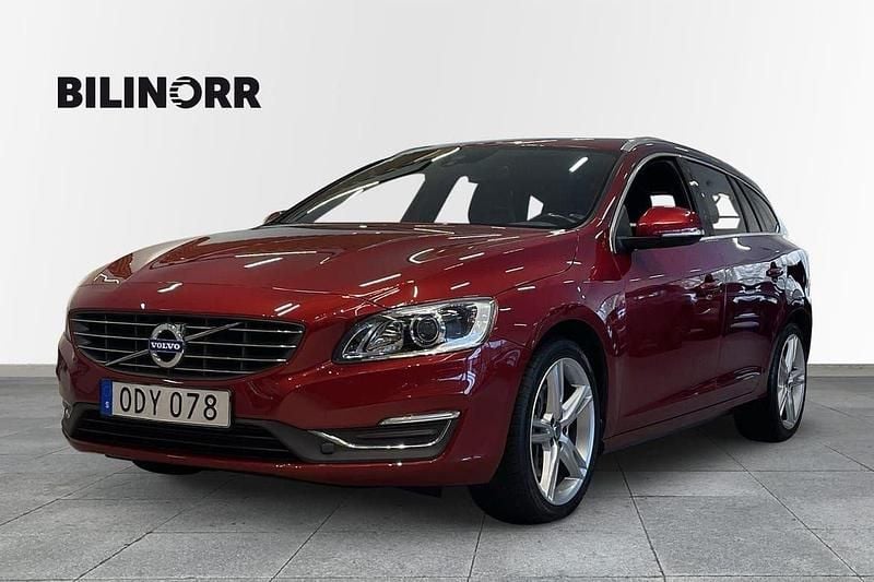 Röd Begagnad 2017 Volvo V60 Kombi | 229 900 kr (Lite dyr) - Bild 1/4