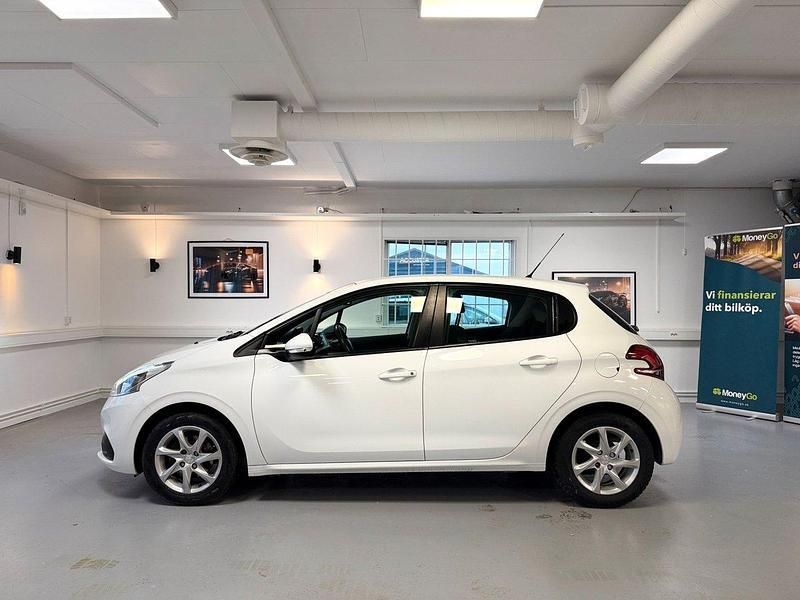 Vit Begagnad 2015 Peugeot 208 Halvkombi | 74 800 kr (Marknadspris) - Bild 1/4
