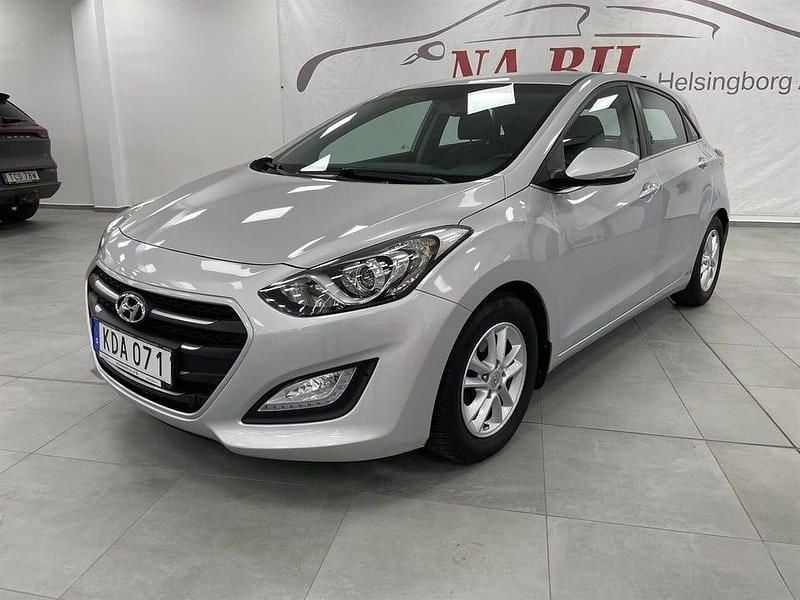 Silver Begagnad 2015 Hyundai i30 Comfort Halvkombi | 104 900 kr (Lite dyr) - Bild 1/4