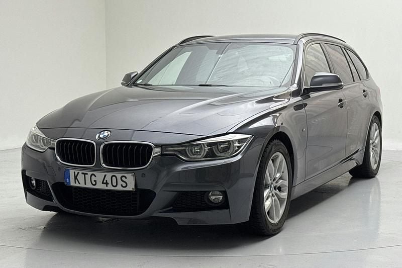 Grå Begagnad 2019 BMW 320 M Sport Kombi | 205 000 kr (Bra pris) - Bild 1/4