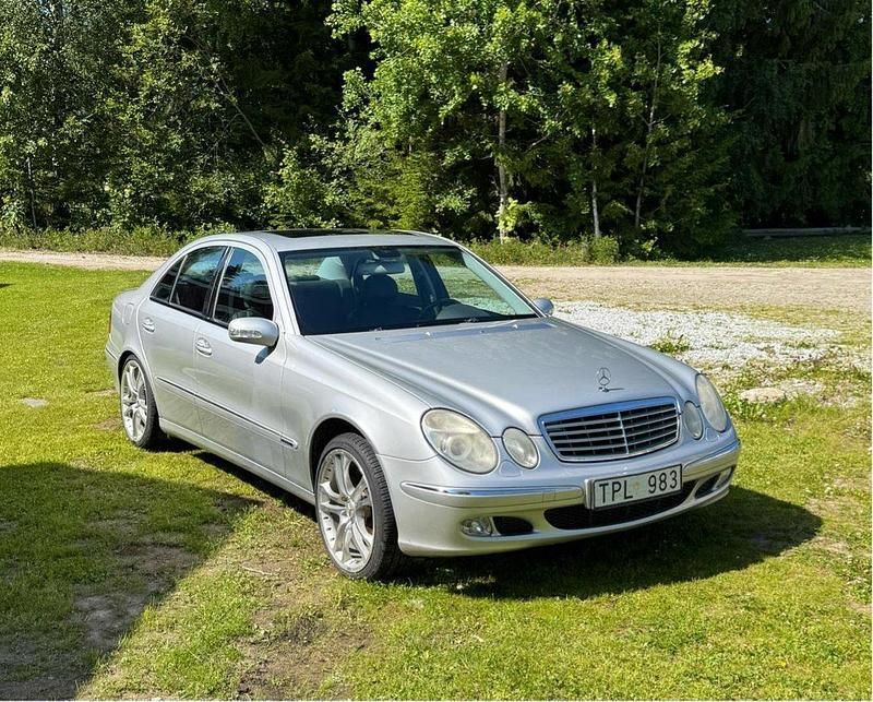 Grå Begagnad 2003 Mercedes E320 Sedan | 50 000 kr (Marknadspris) - Bild 1/4