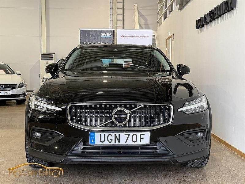 Begagnad Volvo V60 CC Momentum 197 HK (144 kW) 2021 Svart Kombi