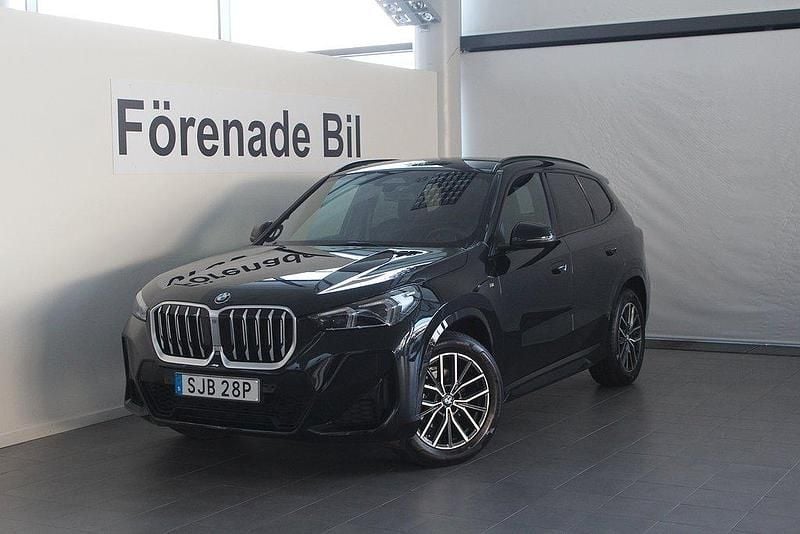 Svart Begagnad 2025 BMW X1 M Sport SUV | 429 000 kr (Marknadspris) - Bild 1/4