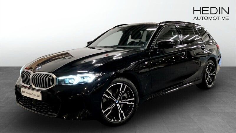 Svart (black) Begagnad 2024 BMW 330e M Sport Kombi | 558 700 kr (Bra pris) - Bild 1/4