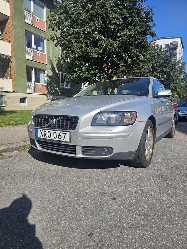 Grå Begagnad 2006 Volvo S40 Kinetic Sedan | 26 000 kr (Marknadspris) - Bild 1/4