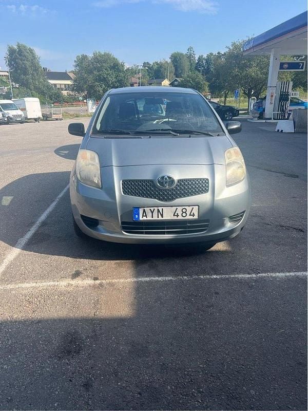 Grå Begagnad 2006 Toyota Yaris Halvkombi | 55 000 kr (Marknadspris) - Bild 1/4