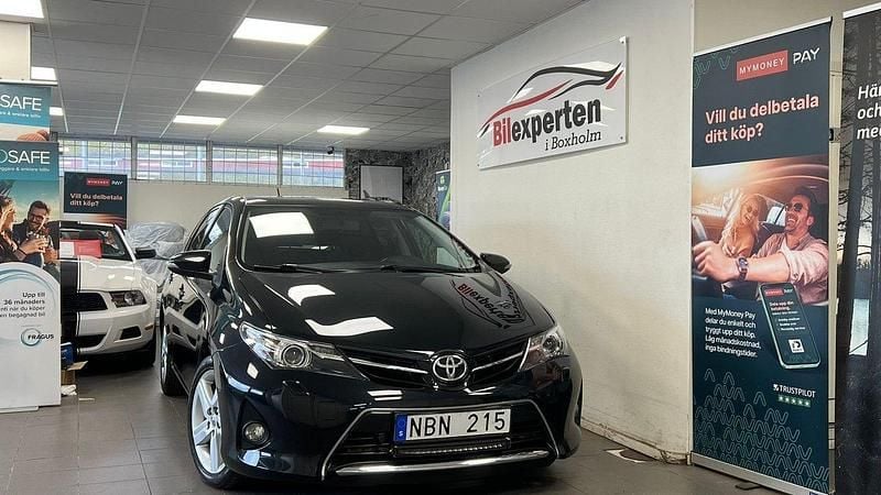 Svart Begagnad 2013 Toyota Auris Style Halvkombi | 79 900 kr (Lite dyr) - Bild 1/4