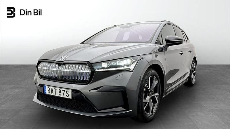 Grå Begagnad 2023 Skoda Enyaq iV SportLine SUV | 464 900 kr (Marknadspris) - Bild 1/4