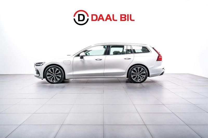 Vit Begagnad 2022 Volvo V60 Core Kombi | 314 700 kr (Marknadspris) - Bild 1/4