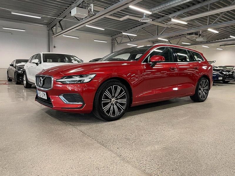 Röd Begagnad 2021 Volvo V60 Inscription Kombi | 339 000 kr (Marknadspris) - Bild 1/4