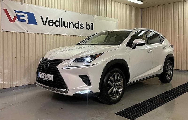 Vit Begagnad 2019 Lexus NX300h Executive Line SUV | 269 900 kr (Bra pris) - Bild 1/4