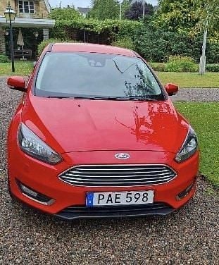 Röd Begagnad 2016 Ford Focus Titanium Halvkombi | 104 000 kr (Marknadspris) - Bild 1/4
