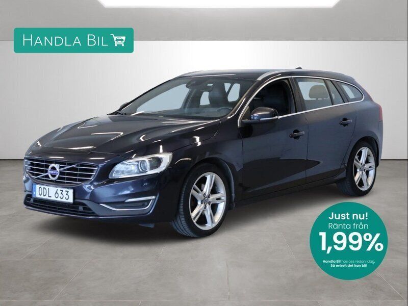 Mörkblå Begagnad 2017 Volvo V60 Summum Kombi | 139 900 kr (Marknadspris) - Bild 1/4