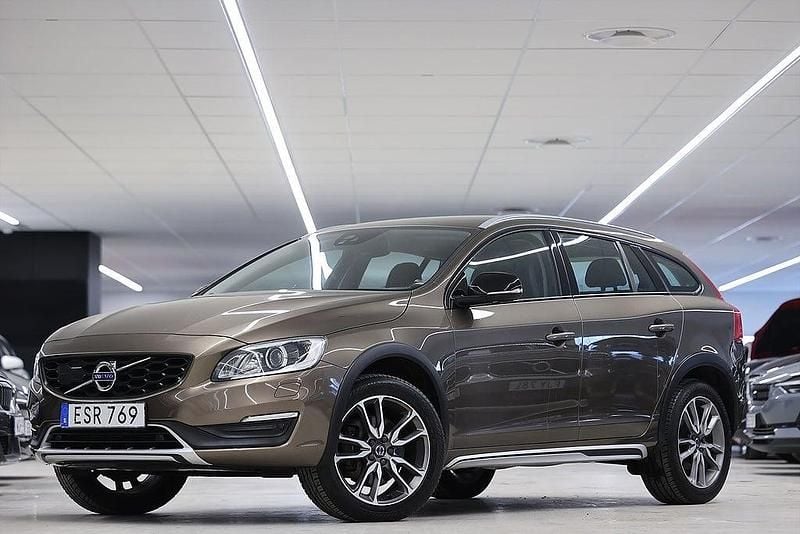 Begagnad Volvo V60 CC Standard 150 HK (110 kW) 2018 Brun Kombi