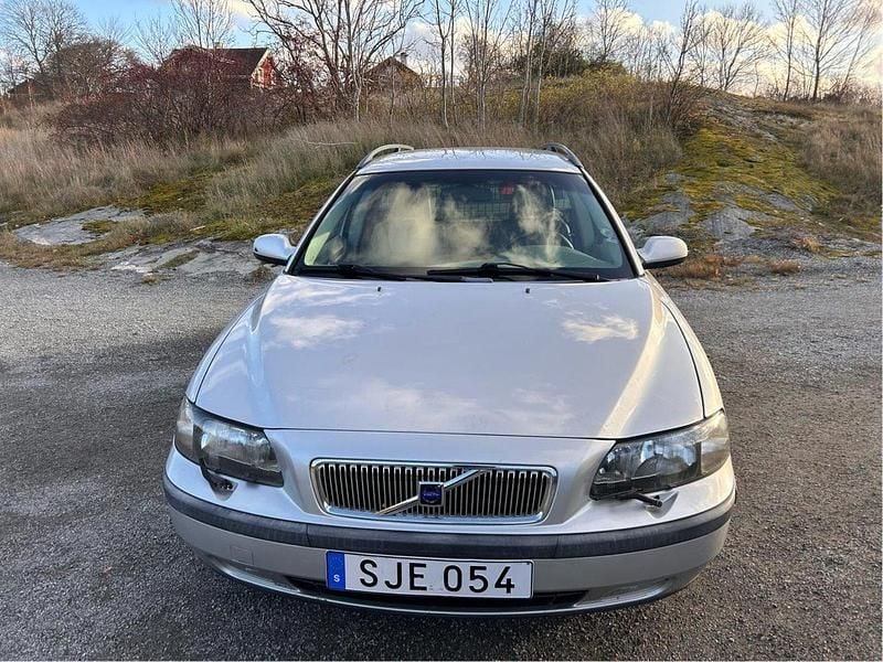 Grå Begagnad 2001 Volvo V70 Kombi | 45 000 kr (Lite dyr) - Bild 1/4