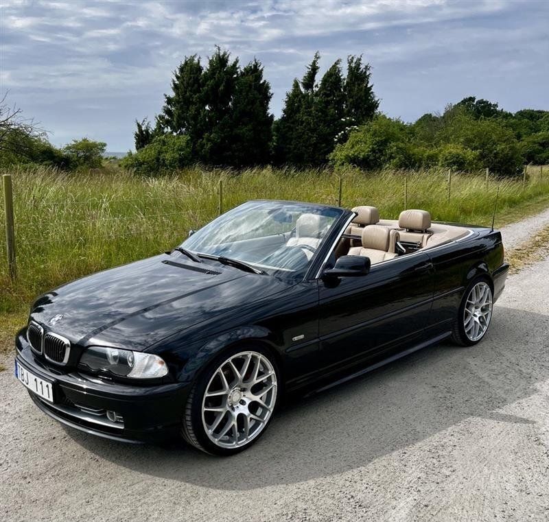 Svart Begagnad 2002 BMW 325 Cabriolet Cab | 109 000 kr (Marknadspris) - Bild 1/4