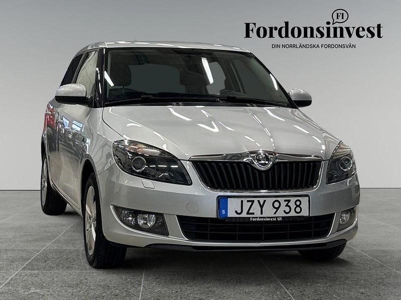 Silver Begagnad 2015 Skoda Fabia Ambiente Halvkombi | 76 900 kr (Marknadspris) - Bild 1/4
