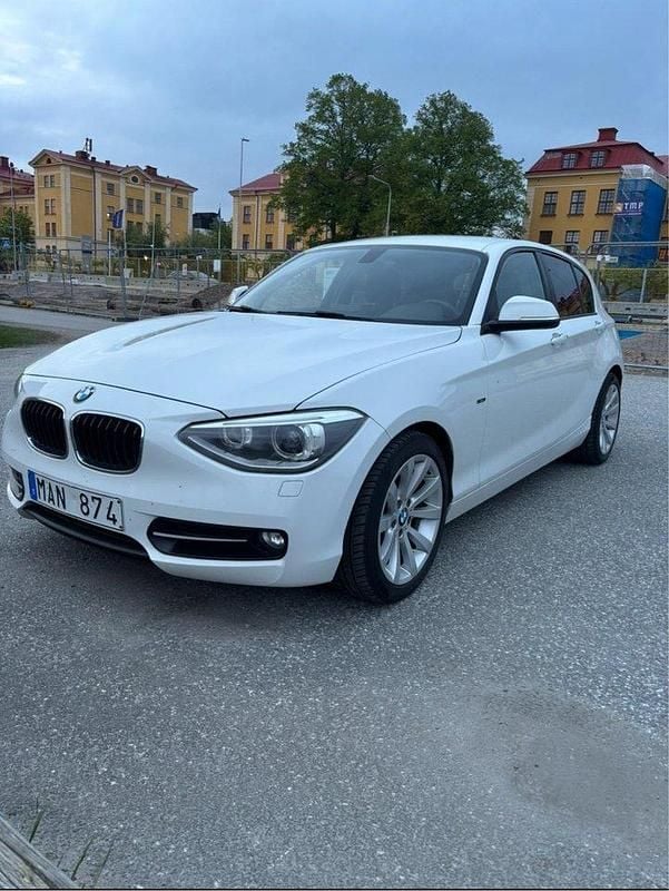 Vit Begagnad 2012 BMW 118 Sport Line Halvkombi | 87 000 kr (Bra pris) - Bild 1/4