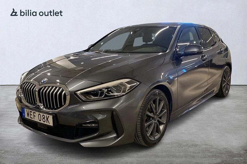 Grå Begagnad 2020 BMW 118 Shadowline Halvkombi | 244 900 kr (Lite dyr) - Bild 1/4