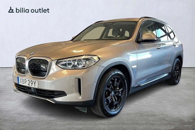 Silver Begagnad 2021 BMW iX3 SUV | 449 900 kr (Dyr) - Bild 1/4