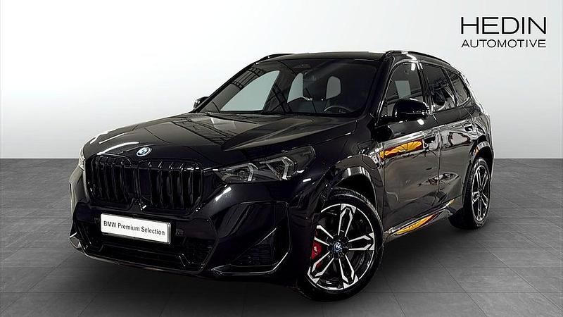 Svart Begagnad 2025 BMW X1 M Sport SUV | 608 700 kr - Bild 1/4