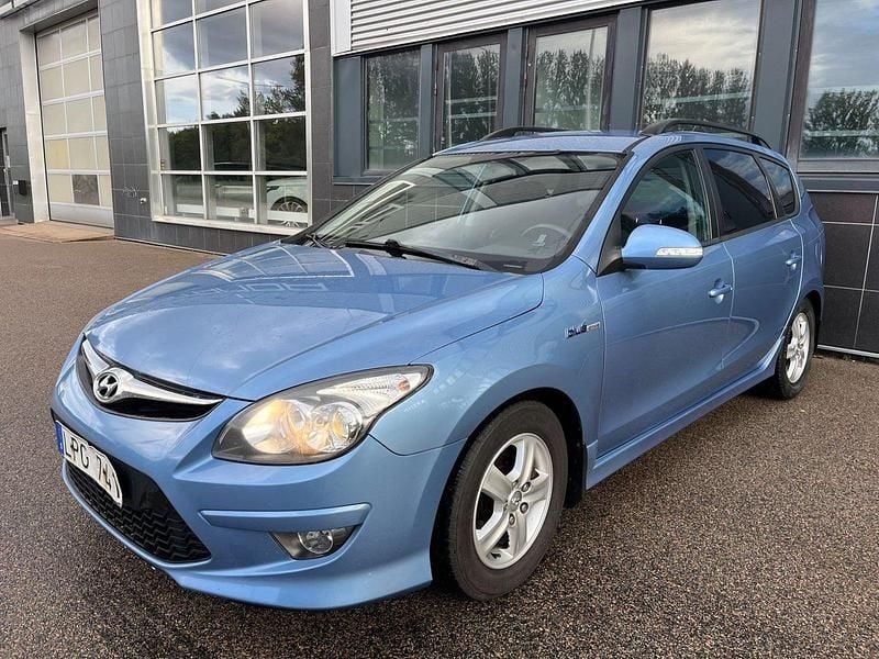 Ljusblå (blå) Begagnad 2012 Hyundai i30 Kombi | 39 900 kr (Marknadspris) - Bild 1/4