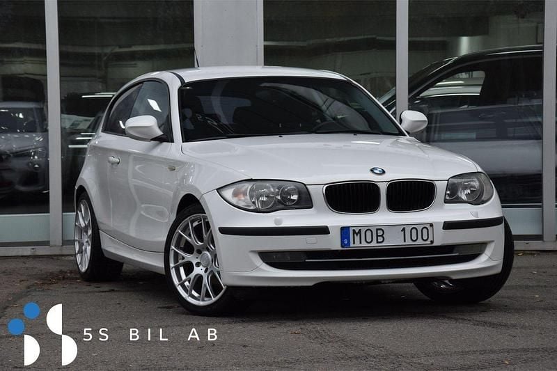 Vit Begagnad 2010 BMW 118 Advantage Halvkombi | 49 900 kr (Bra pris) - Bild 1/4