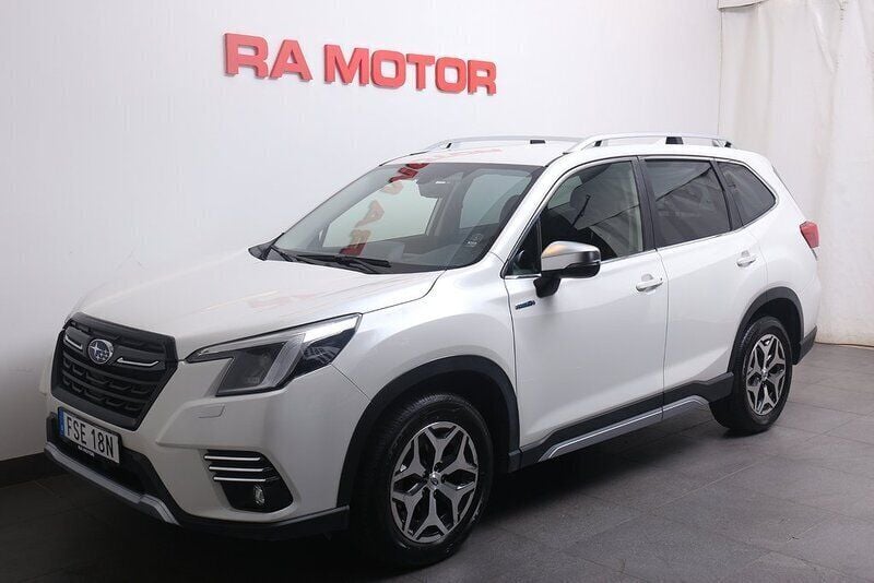 Vit Begagnad 2023 Subaru Forester Active SUV | 349 800 kr (Marknadspris) - Bild 1/3
