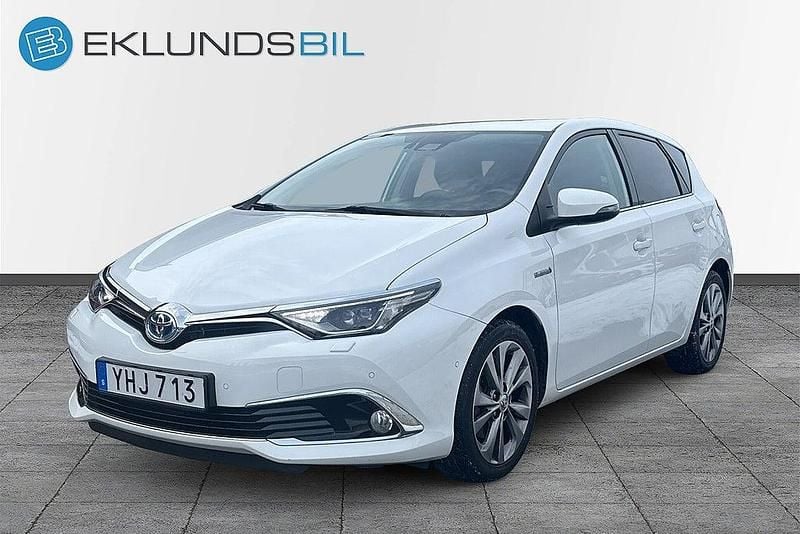 Begagnad Toyota Auris Hybrid Executive 136 HK (100 kW) 2016 Vit Halvkombi