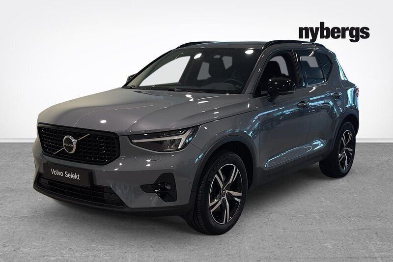Grå Begagnad 2023 Volvo XC40 Plus SUV | 309 000 kr (Superpris) - Bild 1/4