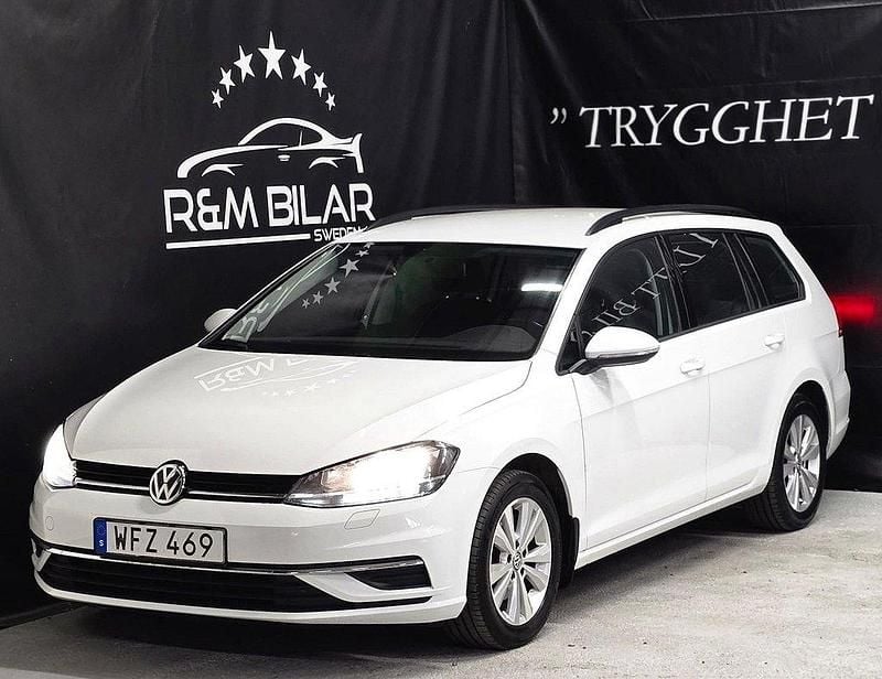 Vit Begagnad 2017 VW Golf VII Kombi | 99 800 kr (Marknadspris) - Bild 1/4