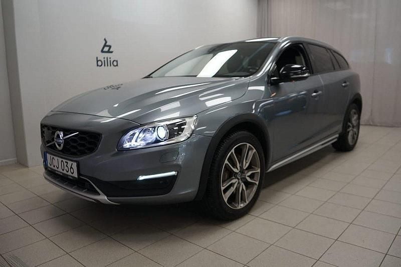 Grå Begagnad 2017 Volvo V60 CC Standard Kombi | 249 900 kr (Lite dyr) - Bild 1/3