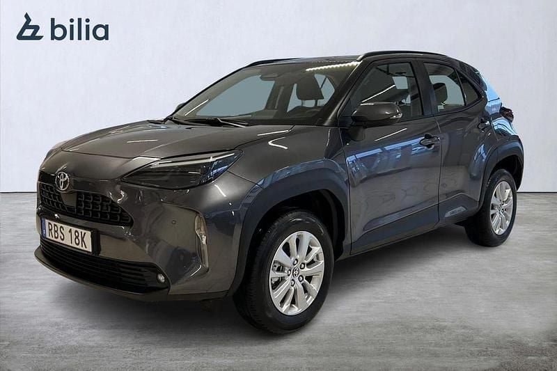 Mörkgrå (grå) Begagnad 2025 Toyota Yaris Hybrid Active SUV | 299 900 kr (Marknadspris) - Bild 1/4
