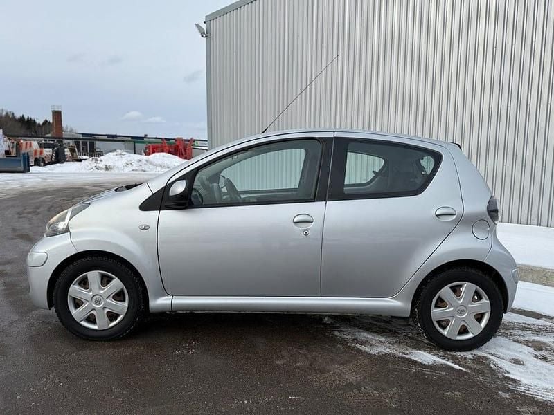Begagnad Toyota Aygo 68 HK (50 kW) 2011 Silver Halvkombi