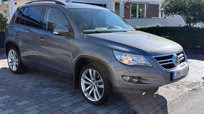 Mörkgrå (grå) Begagnad 2009 VW Tiguan SUV | 84 900 kr (Marknadspris) - Bild 1/4