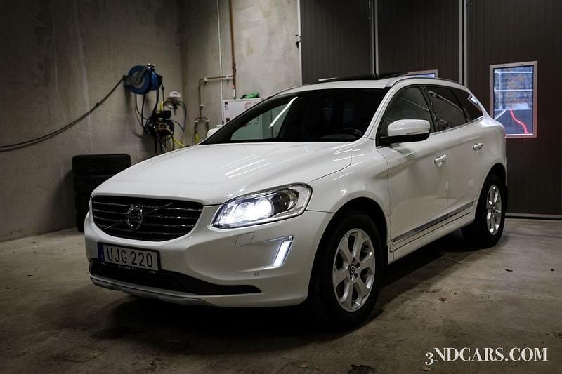 Vit Begagnad 2016 Volvo XC60 Summum SUV | 199 900 kr (Marknadspris) - Bild 1/4