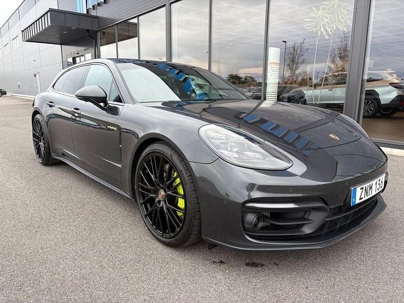 Grå Begagnad 2021 Porsche Panamera Sport Turismo Kombi | 889 900 kr (Marknadspris) - Bild 1/4