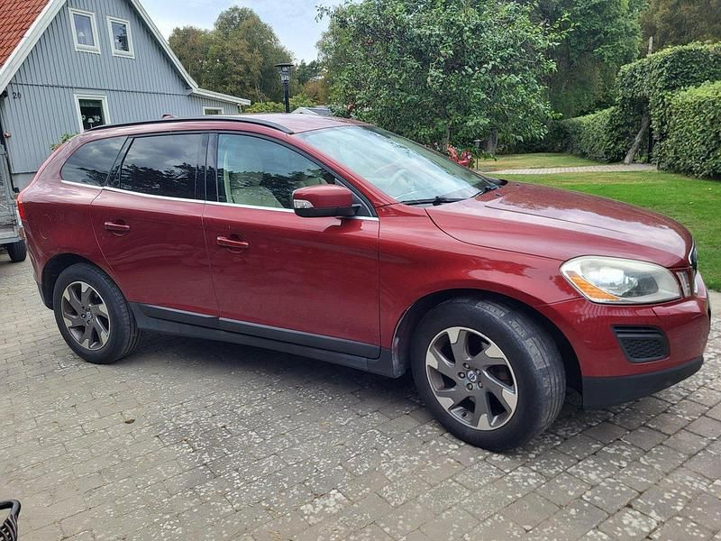 Röd Begagnad 2011 Volvo XC60 Momentum SUV | 94 000 kr (Marknadspris) - Bild 1/4
