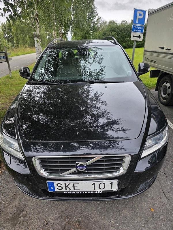 Svart Begagnad 2010 Volvo V50 Momentum Kombi | 50 000 kr (Marknadspris) - Bild 1/4