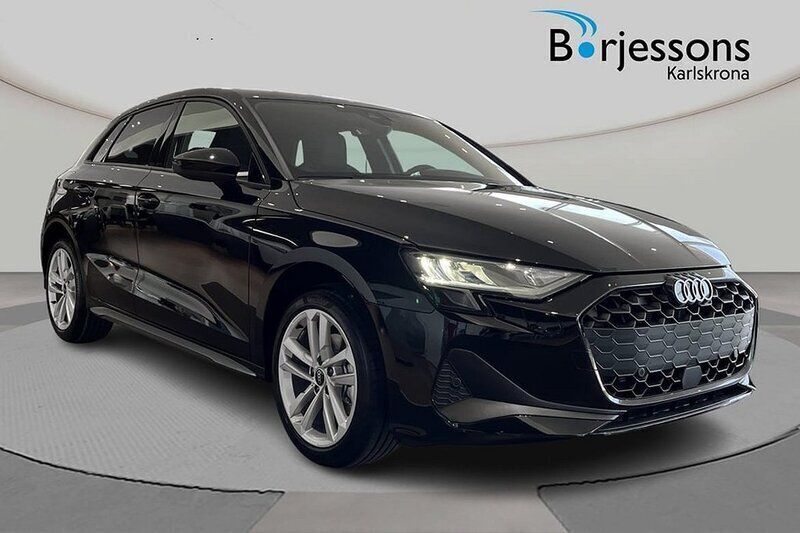 Svart Ny 2025 Audi A3 Sportback Halvkombi | 349 000 kr (Marknadspris) - Bild 1/4