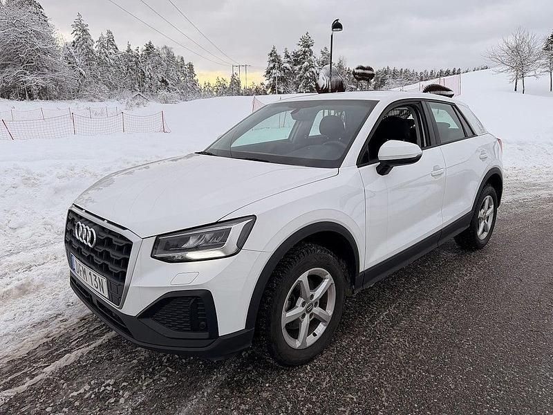 Vit Begagnad 2023 Audi Q2 Proline SUV | 219 000 kr (Marknadspris) - Bild 1/4